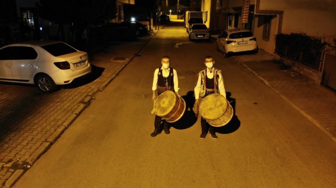 İstanbullu vatandaşlar davul sesleriyle ilk sahura uyandı