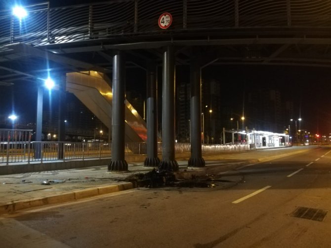 İzmir'de bir otomobilin üst geçidin ayağına çarptığı kazada sürücü ağır yaralandı