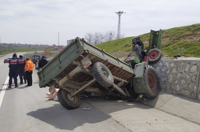 Kaza sonucu hurdaya dönen araçtan burunları bile kanamadan çıktılar
