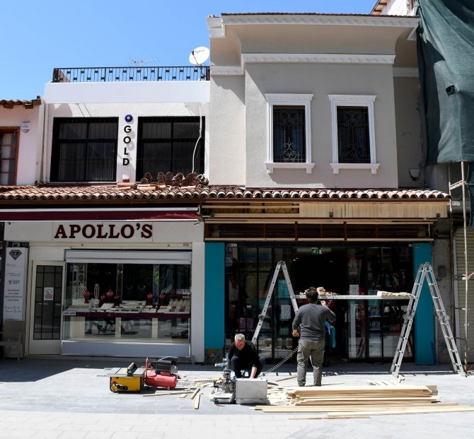 Kuşadası’nın turistik çarşılarında çalışmaların sonuna gelindi