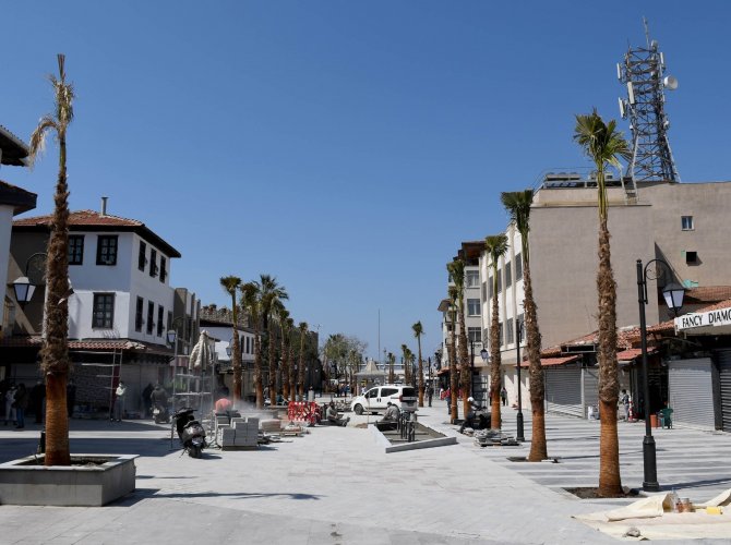 Kuşadası’nın turistik çarşılarında çalışmaların sonuna gelindi