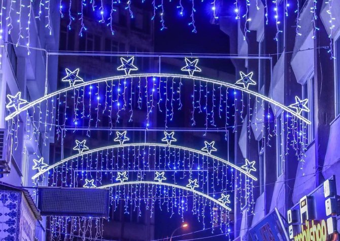 Kütahya'da esnafın talebi üzerine İş yerlerinin bulunduğu sokakta ihtişamlı ışıklandırma yapıldı