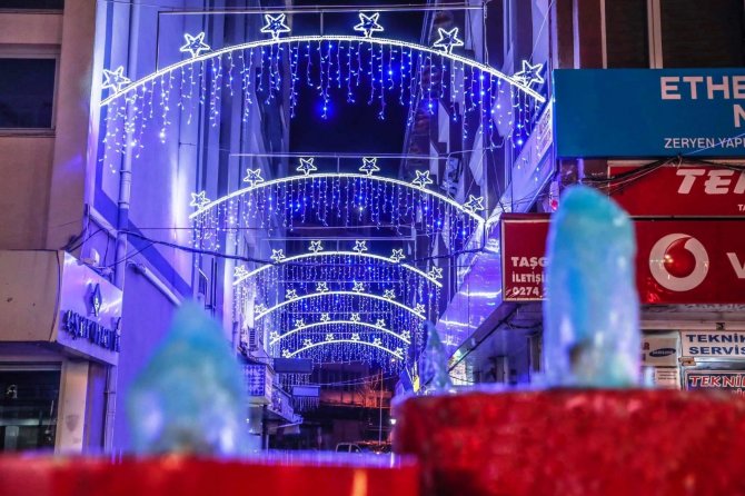 Kütahya'da esnafın talebi üzerine İş yerlerinin bulunduğu sokakta ihtişamlı ışıklandırma yapıldı