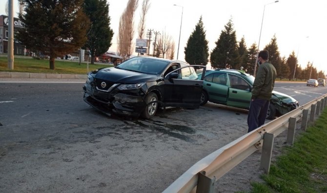 Kütahya’da meydana gelen trafik kazasında 3 kişi yaralandı