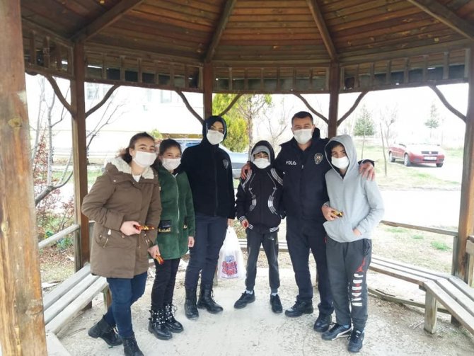 Kütahya'da polis ekiplerinden çocuklara hediyeler