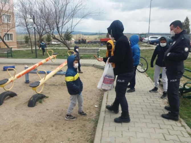 Kütahya'da polis ekiplerinden çocuklara hediyeler