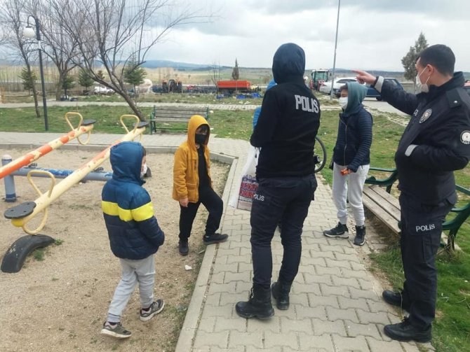 Kütahya'da polis ekiplerinden çocuklara hediyeler