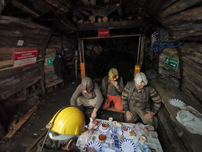 Madenciler ilk sahuru yerin 300 metre altında yaptı