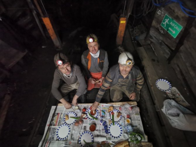 Madenciler ilk sahuru yerin 300 metre altında yaptı