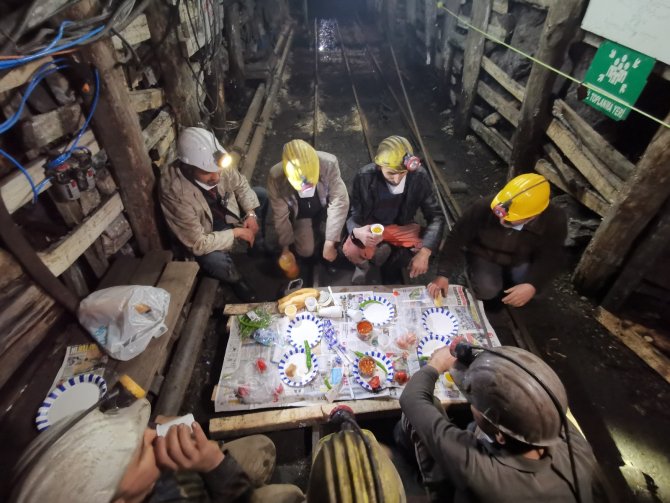 Madenciler ilk sahuru yerin 300 metre altında yaptı