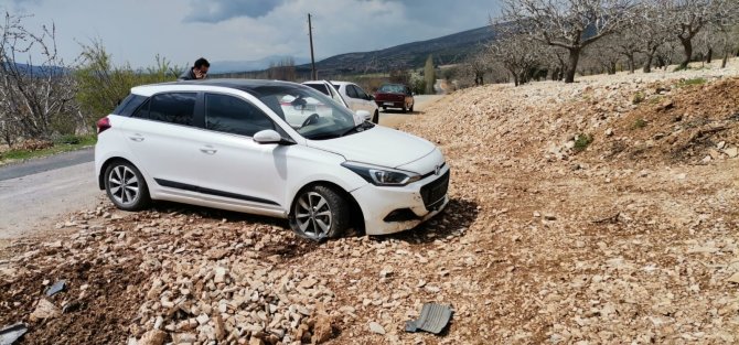 Otomobil yol kenarındaki çukura düştü: 2 kişi yaralandı