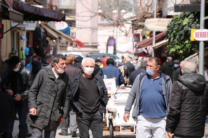 Samsun'da uyarıları dikkate almayan kalabalığa polis ceza kesti