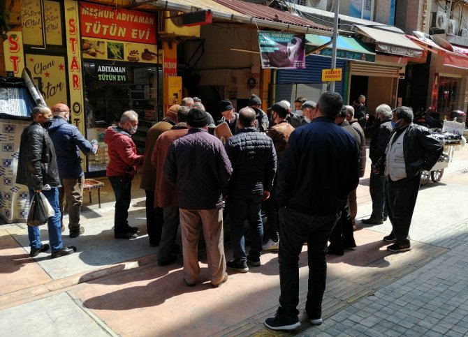Samsun'da uyarıları dikkate almayan kalabalığa polis ceza kesti