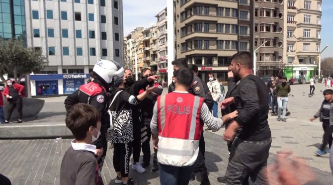 Taksim’de turist ile seyyar satıcı tarafından darp edildi