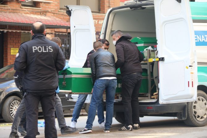 Yolun karşısına geçmek isterken otobüsün altında kalarak metrelerce sürüklendi