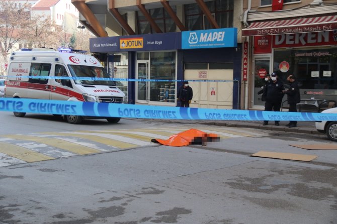 Yolun karşısına geçmek isterken otobüsün altında kalarak metrelerce sürüklendi