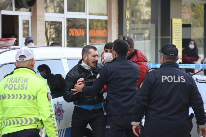 Yolun karşısına geçmek isterken otobüsün altında kalarak metrelerce sürüklendi