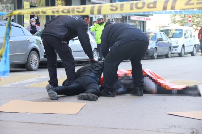Yolun karşısına geçmek isterken otobüsün altında kalarak metrelerce sürüklendi