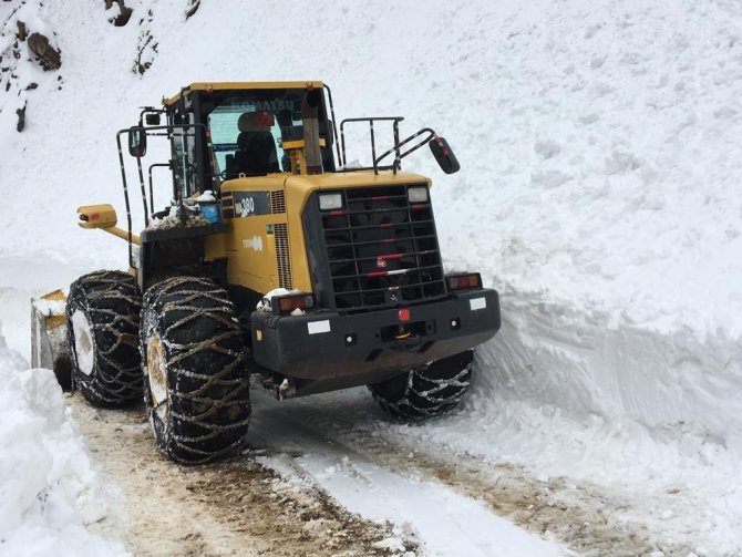 Yöresel kıyafetli kardan adam vatandaşların ilgisini çekti