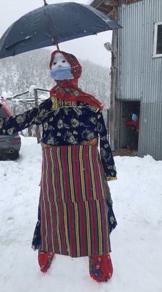 Yöresel kıyafetli kardan adam vatandaşların ilgisini çekti