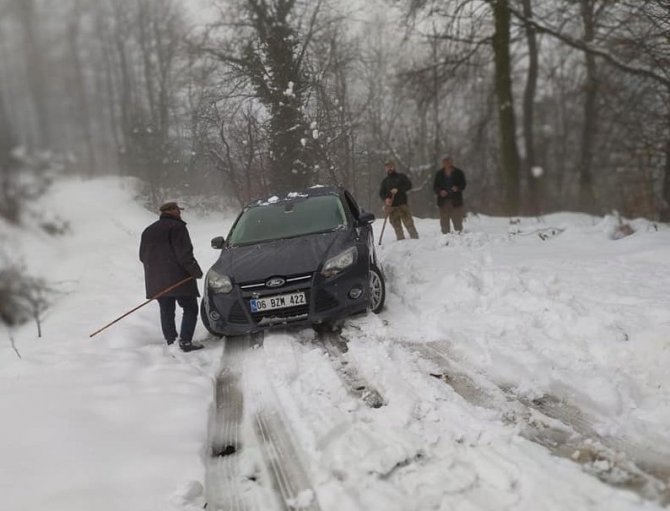 Yöresel kıyafetli kardan adam vatandaşların ilgisini çekti