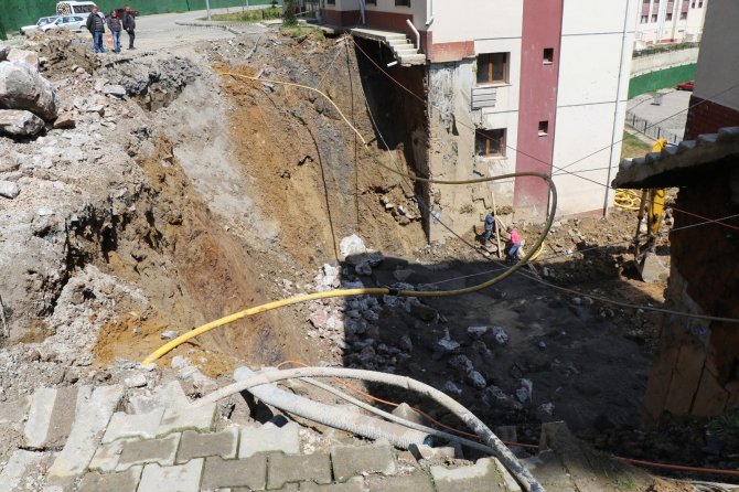 Zonguldak'ta bir sitenin yolu çöktü: Bölgede tadilat çalışmaları başlatıldı