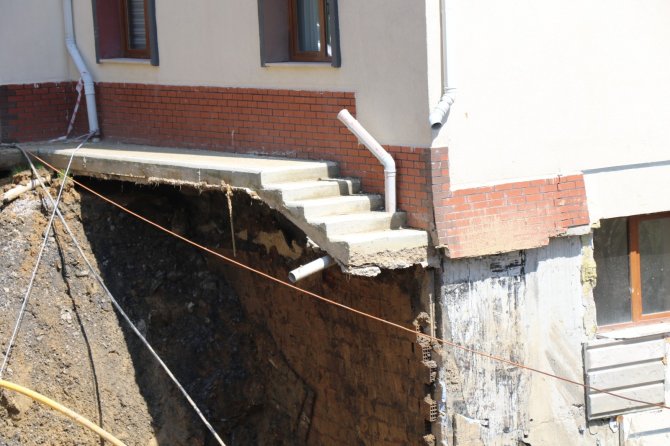 Zonguldak'ta bir sitenin yolu çöktü: Bölgede tadilat çalışmaları başlatıldı
