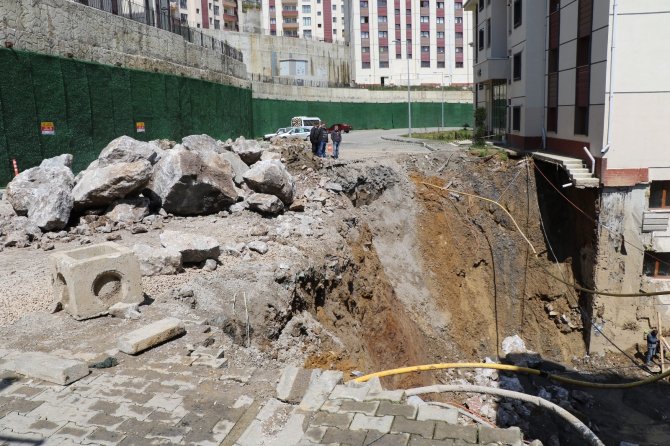 Zonguldak'ta bir sitenin yolu çöktü: Bölgede tadilat çalışmaları başlatıldı