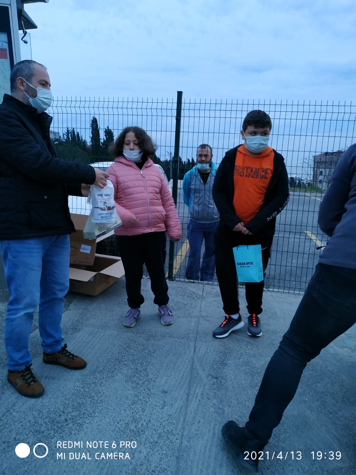 Pendik'te iftara geç kalanlara iftarlık paketi desteği!