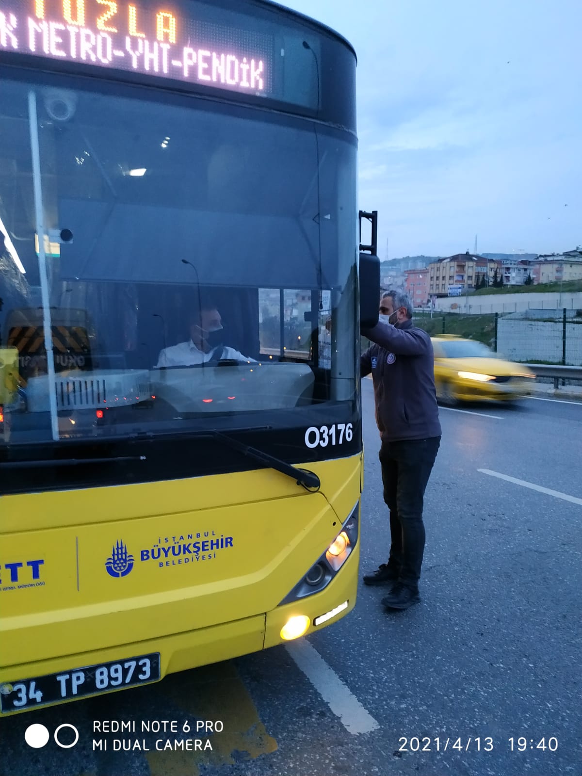 Pendik'te iftara geç kalanlara iftarlık paketi desteği!