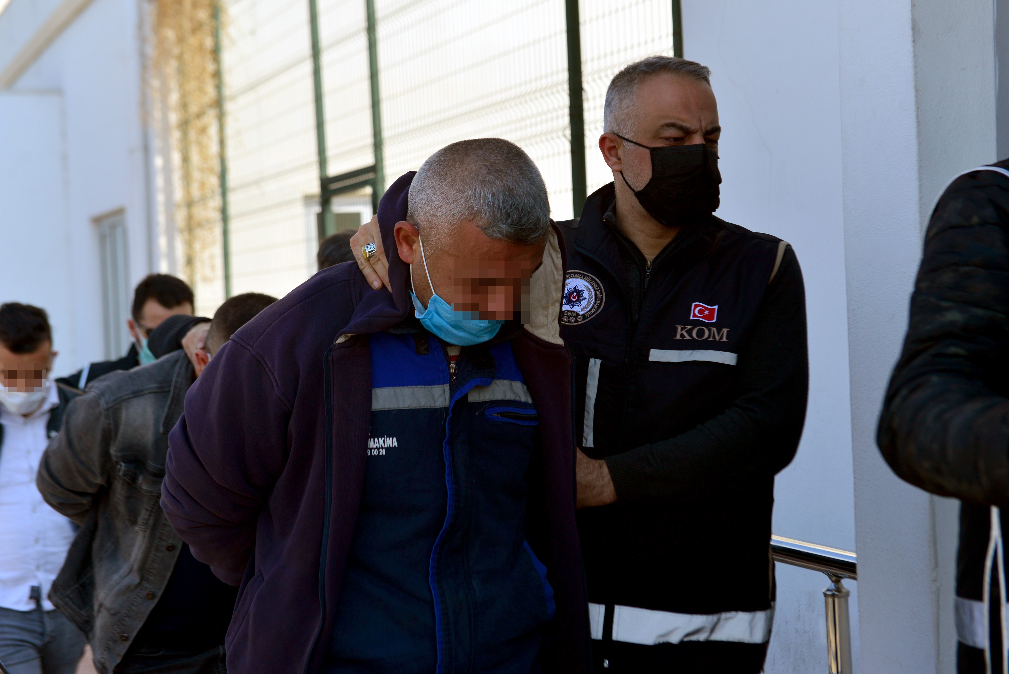 Silah kaçakçılığına şafak baskını! Gözaltına alınan 20 zanlı adliyeye sevk edildi