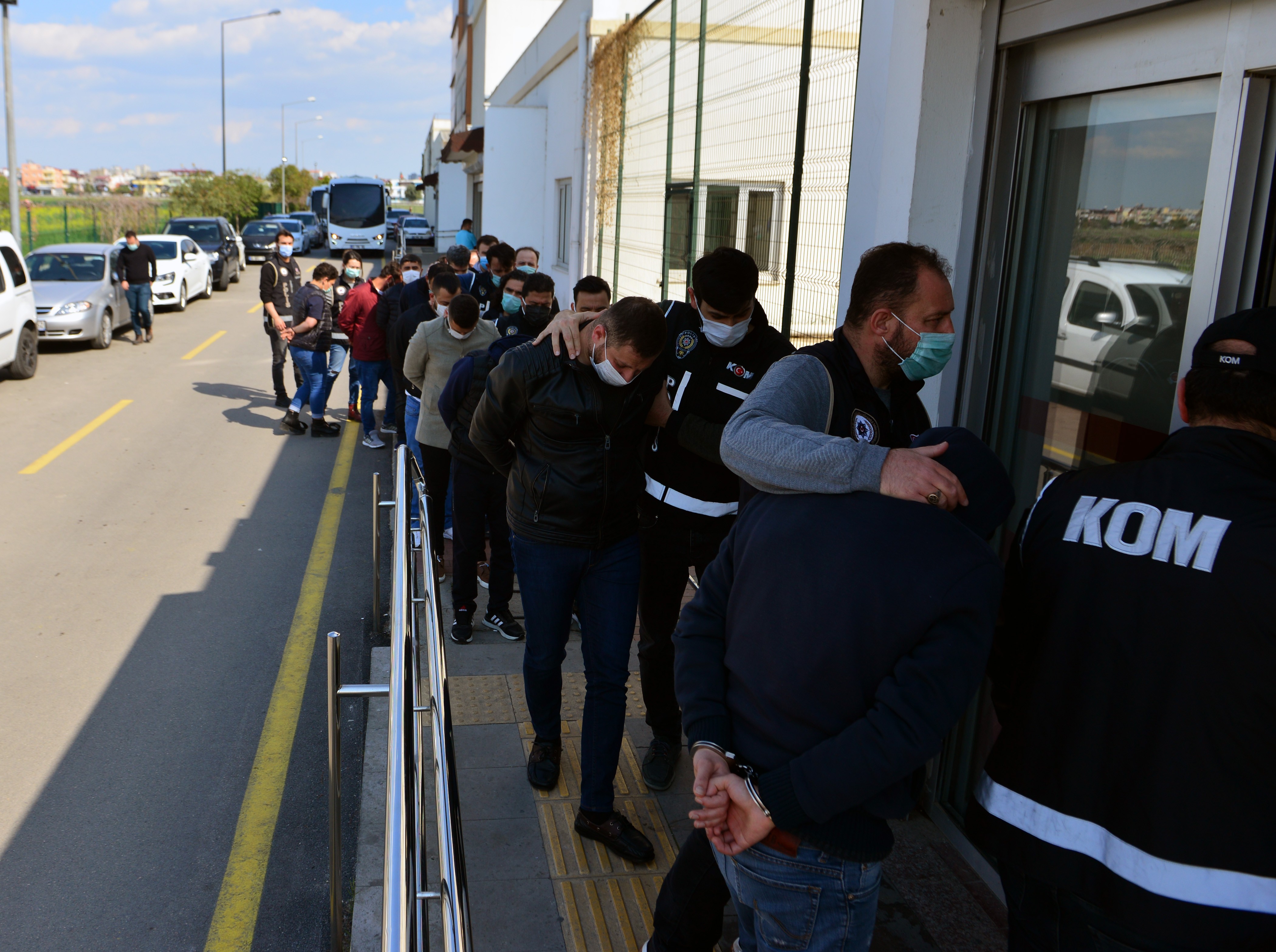 Silah kaçakçılığına şafak baskını! Gözaltına alınan 20 zanlı adliyeye sevk edildi