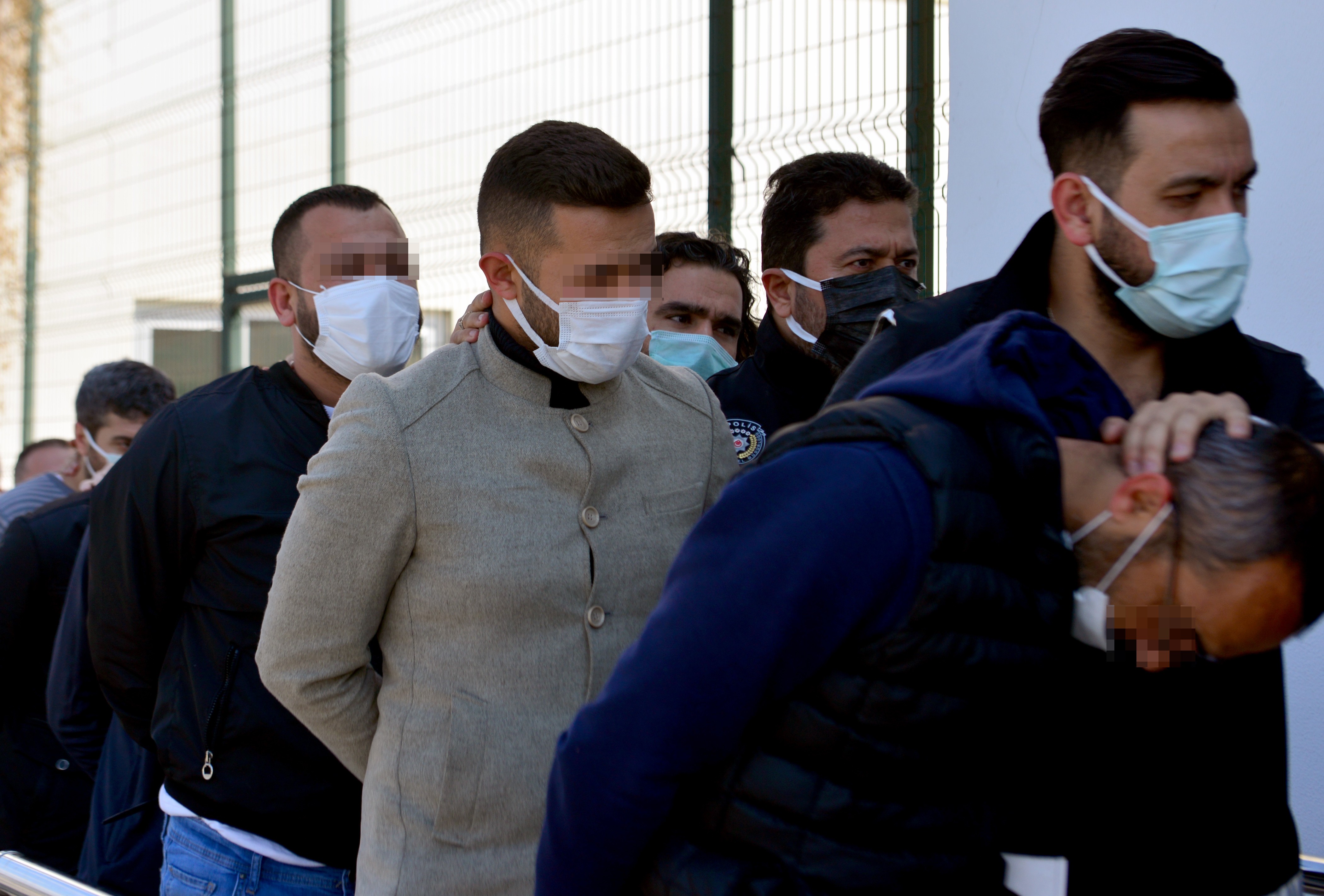 Silah kaçakçılığına şafak baskını! Gözaltına alınan 20 zanlı adliyeye sevk edildi