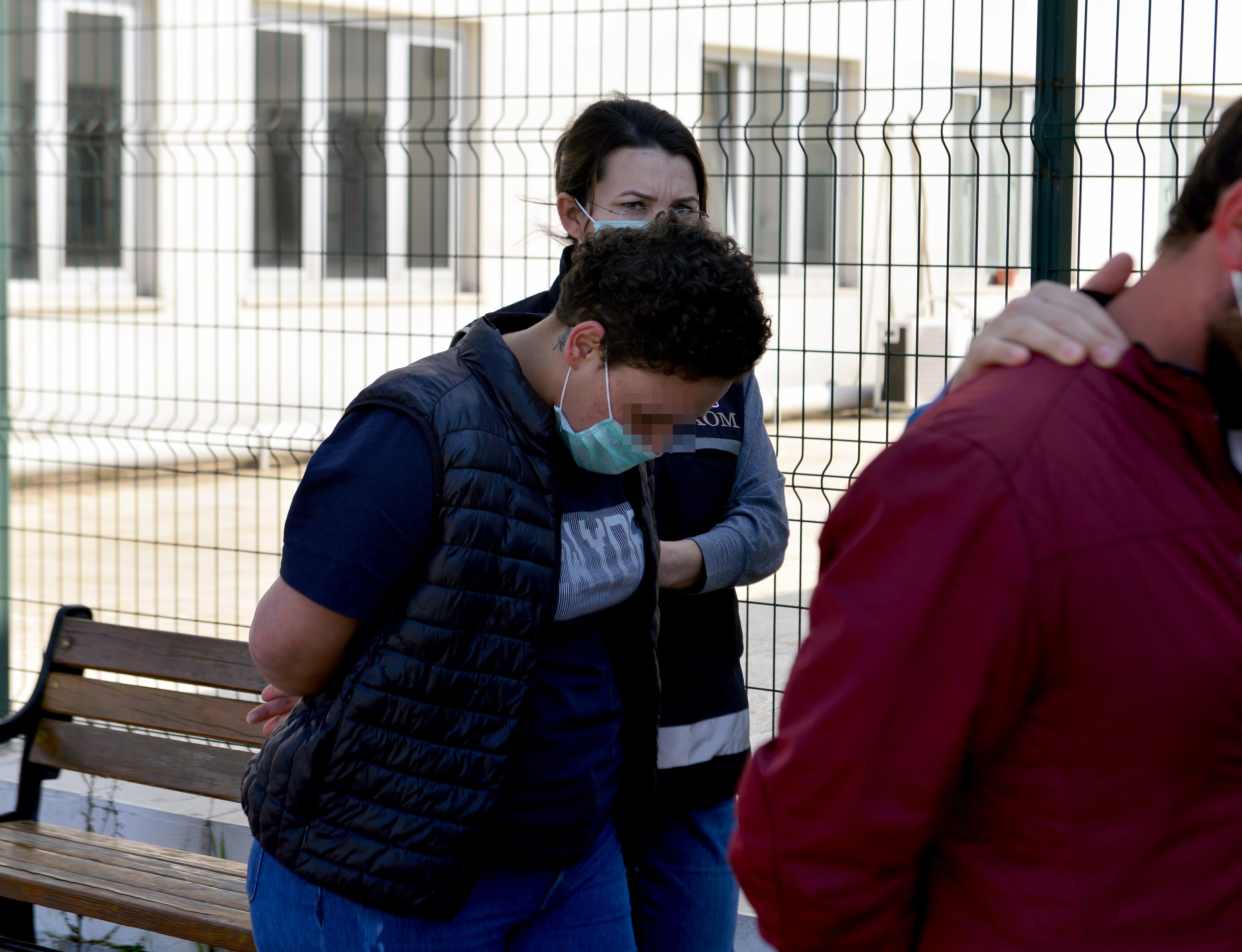 Silah kaçakçılığına şafak baskını! Gözaltına alınan 20 zanlı adliyeye sevk edildi