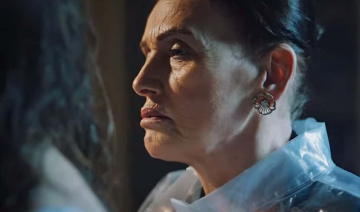 Camdaki Kız Nalan neden korse takıyor? Nalan neden korse giyiyor? 