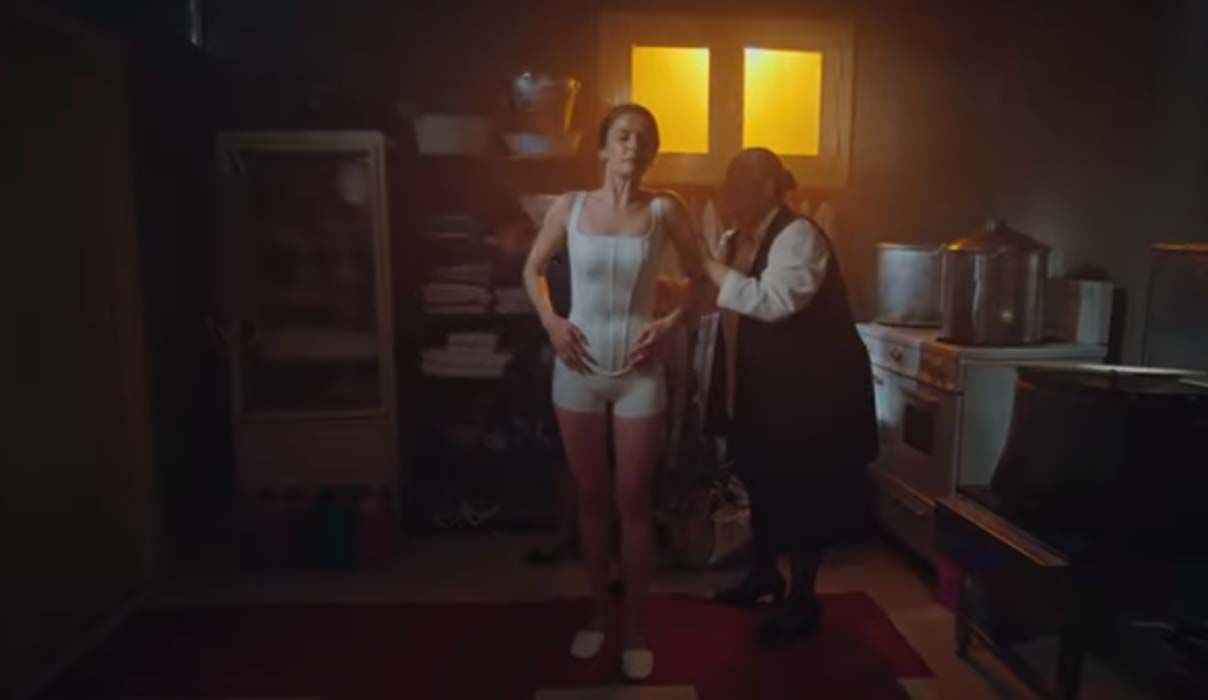 Camdaki Kız Nalan neden korse takıyor? Nalan neden korse giyiyor? 