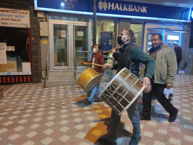 Amasya'da Ramazan davulcuları vatandaşları yöresel türkülerle sahura kaldırıyor