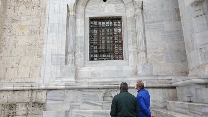 Bursalı tarih öğretmeni Saldırıya uğrayan Ulucami’deki sembol ve işaretlerin hikayesini anlattı