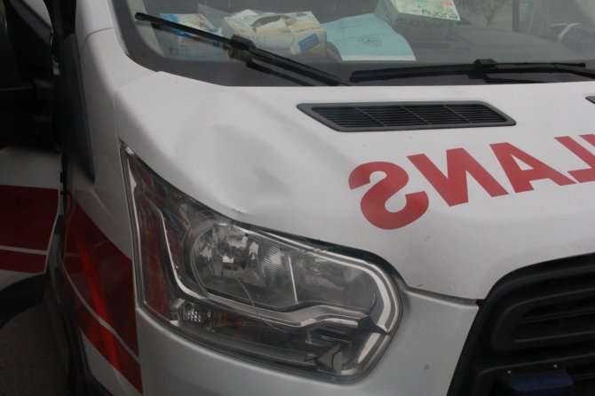 Samsun'da ambulans ile motosiklet birbirine girdi: 1 yaralı