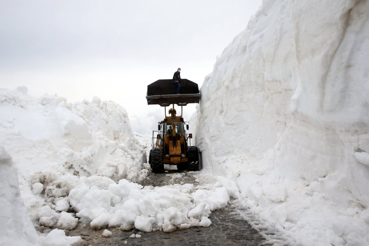 Turizm cenneti Nemrut Krater Gölü'ne ulaşım için İl Özel İdaresi ekipleri çalışmalarını sürdürüyor