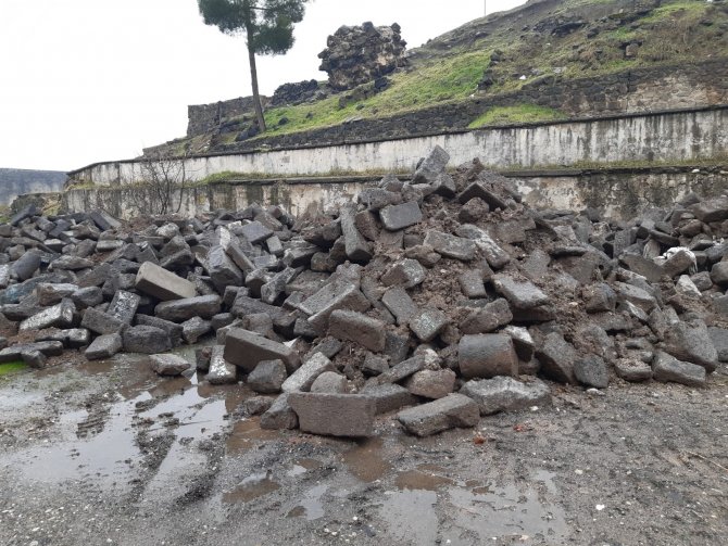 110 bin lira ödediği taşlara, sur taşı diye el konuldu