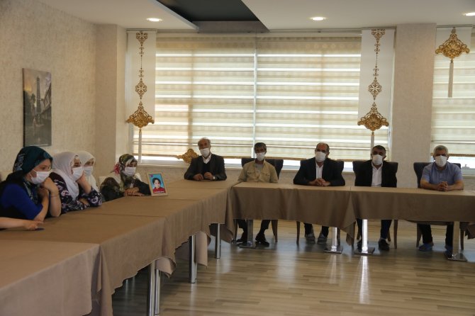 Acılı ailelerin evlat nöbeti devam ediyor, Evlatlara "Birlik olup kaçın" çağrısı