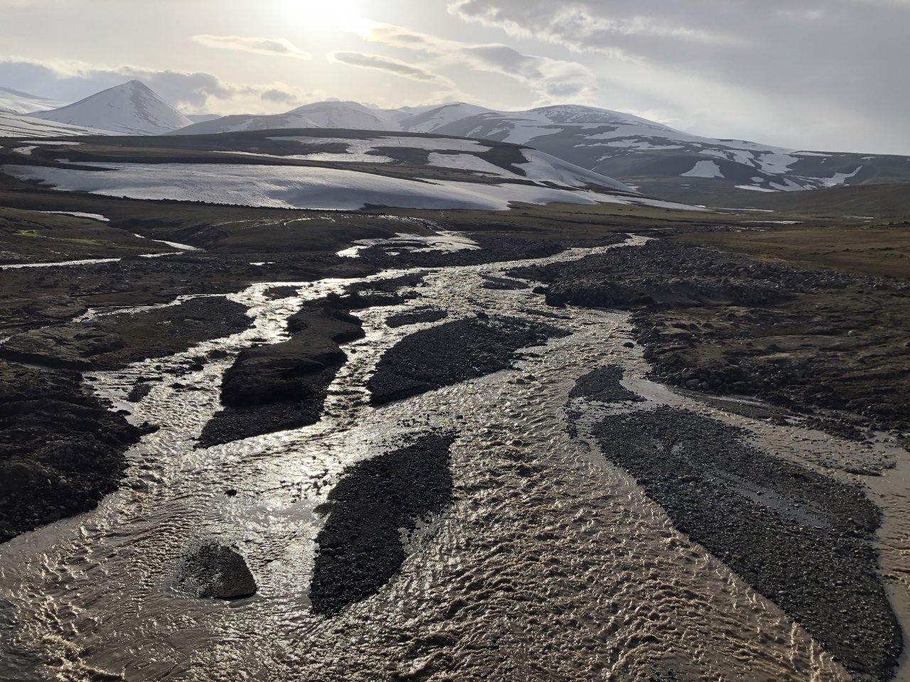Doğa uyanmaya başladı! Aras Dağları karların erimesiyle renklendi