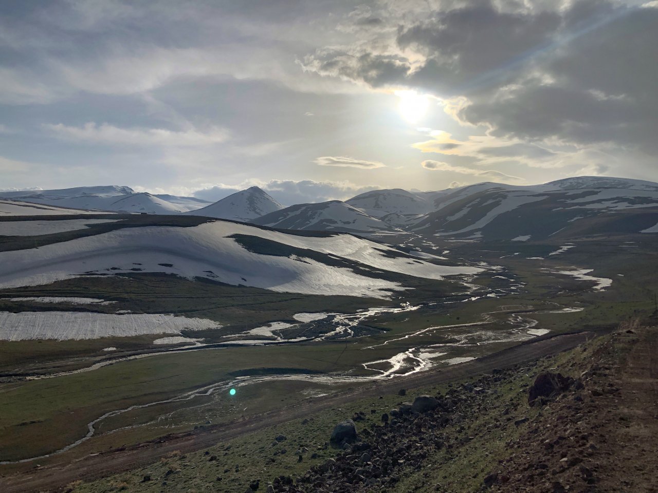 Doğa uyanmaya başladı! Aras Dağları karların erimesiyle renklendi