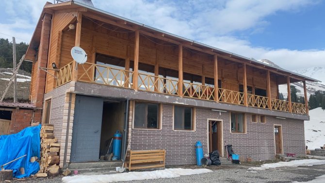 Doğayla bu kadar iç içe olunur! Artvin’deki turistlik yayla evlerinde hayvanat bahçesini aratmayan görüntüler