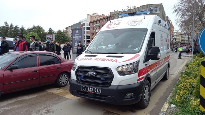 Emniyet önünde kavga! Ayırmaya çalışan polis ve bekçi bıçaklanarak yaralandı