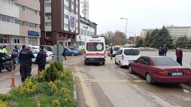 Emniyet önünde kavga! Ayırmaya çalışan polis ve bekçi bıçaklanarak yaralandı