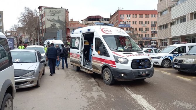 Emniyet önünde kavga! Ayırmaya çalışan polis ve bekçi bıçaklanarak yaralandı
