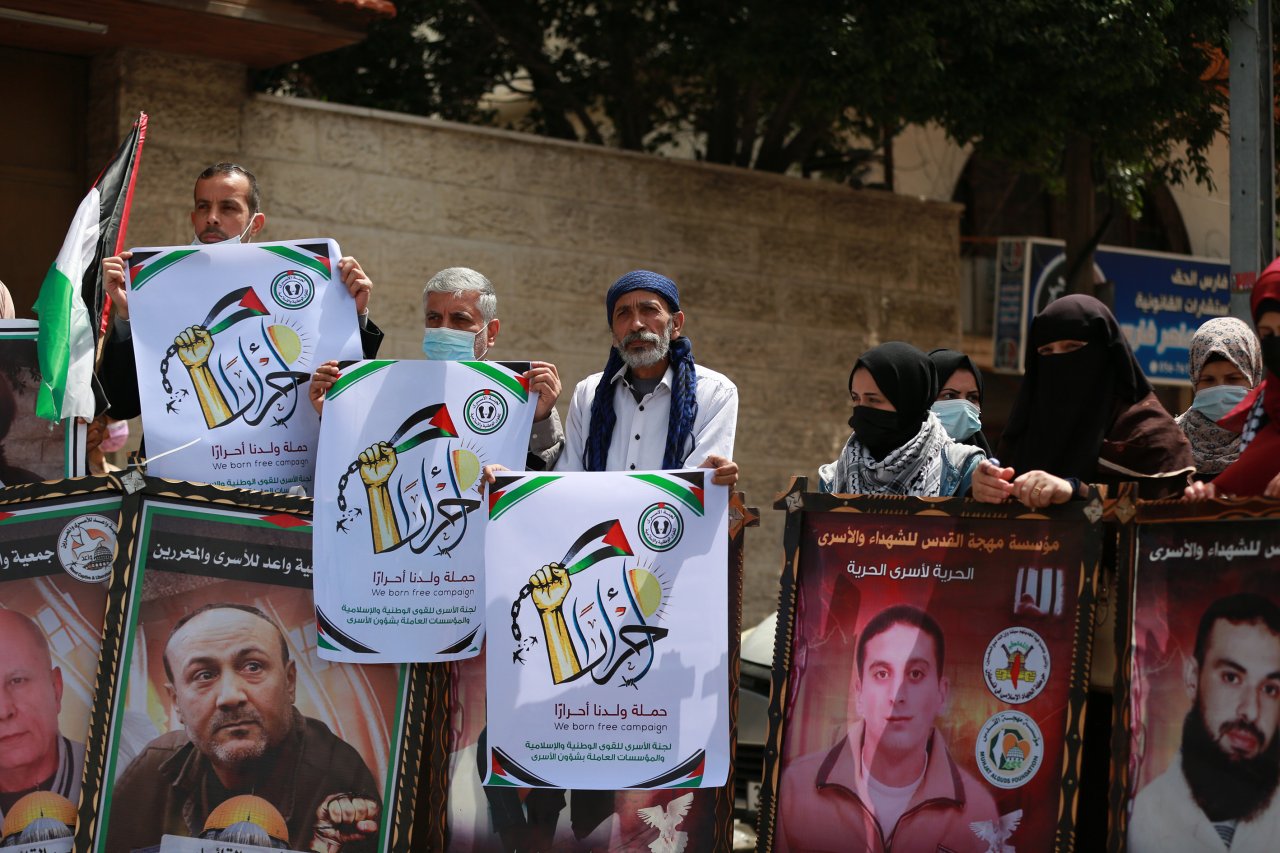 Gazzeliler seslerini duyurmaya çalışıyor! İsrail hapishanelerindeki Filistinlilere destek eylemi