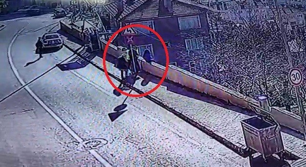 Genç kızı tek hamlede çekip aldı! Kahraman yüzbaşı intihara kalkışan genç kızı kurtardı